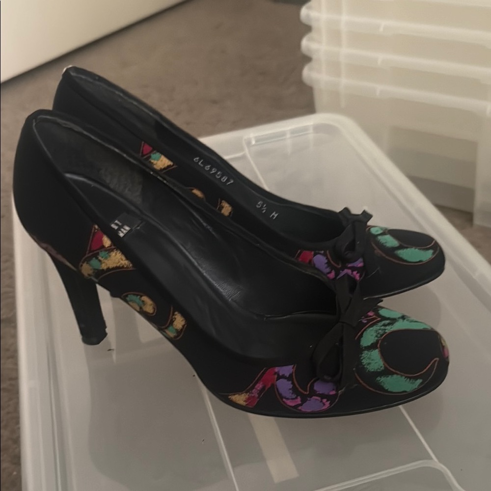 Stuart Weitzman Vintage Black Satin Heels w/ Multi Color Design Size 5.5